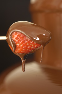 Erdbeere in flüssige Schokolade